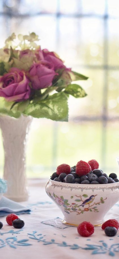 直播伴侣 App 互动设置界面，展示弹幕上屏的字体大小、显示位置与停留时长选项，下方是礼物提示挂件的开关列表